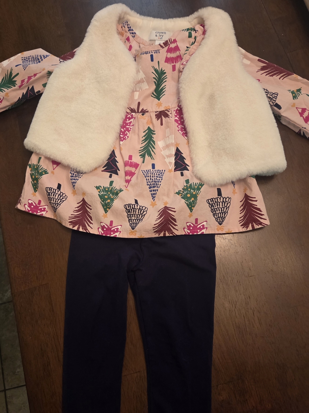 crown & ivy Pink Tree-Print Top, Cream Faux-Fur Vest & Navy Leggings Set